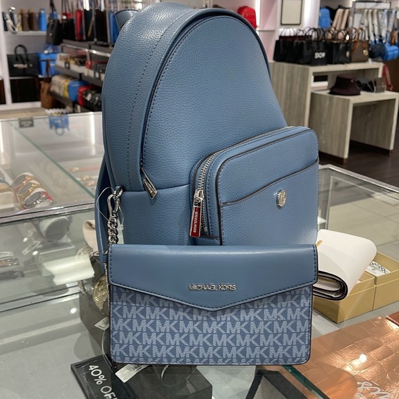 MICHAEL KORS 
Maisie Medium Pebbled Leather 2-in-1 Backpack
Denim 
NWT - Picture 4 of 16